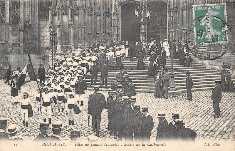 Carte postale ancienne Beauvais - Fetes De Jeanne Hachette - Sortie De La Cathedrale à Beauvais