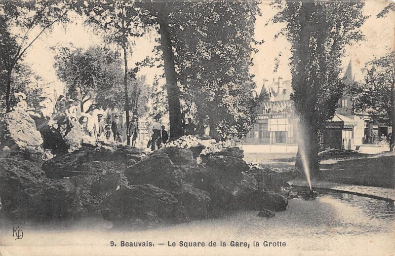 Carte postale ancienne Beauvais - Le Square De La Gare - La Grotte à Beauvais