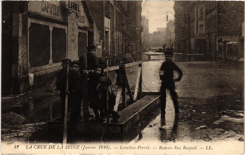 Carte postale ancienne Inondations 1910 Levallois-Perret Radeau Rue Raspail à Levallois-Perret