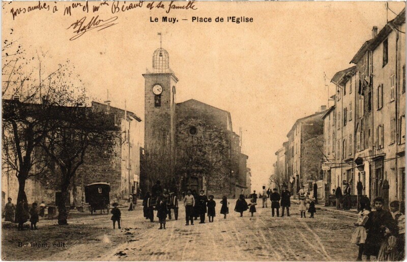 Carte postale ancienne Le Muy Place de l'Eglise au Muy
