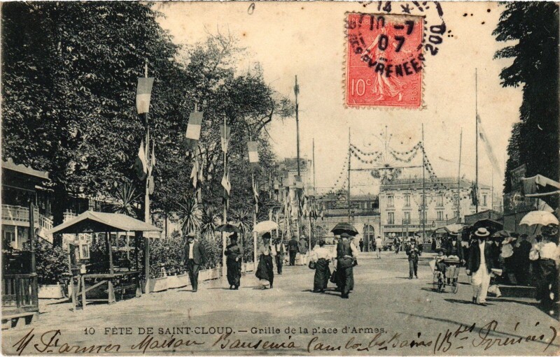 Carte postale ancienne Fete de Saint-Cloud Grille de la place d'Armes à Saint-Cloud