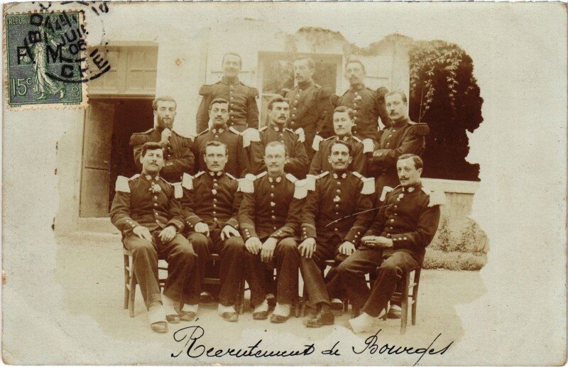 Carte postale ancienne Carte photo Bourges recroutement soldier à Bourges