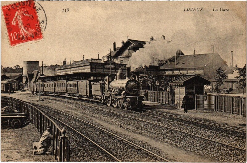 Carte postale ancienne Lisieux La Gare railway station à Lisieux