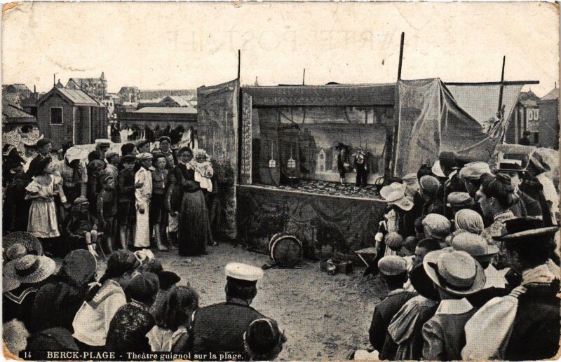 Carte postale ancienne Berck-Plage Théatre guignol sur la plage à Berck