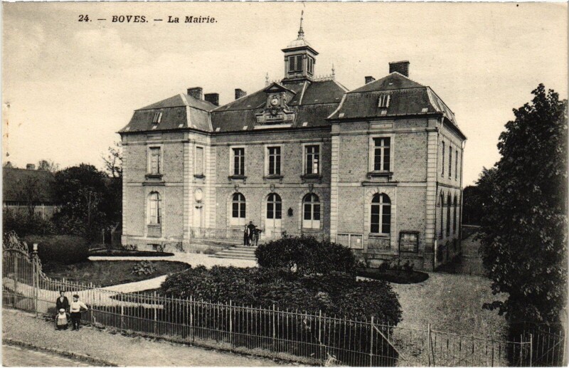 Carte postale ancienne Boves La Mairie à Boves