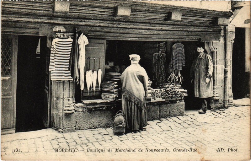 Carte postale ancienne Morlaix Grande Rue Boutique de Marchand de Nouveautés à Morlaix