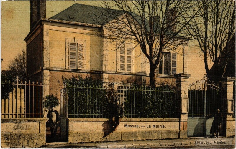 Carte postale ancienne Messas La mairie à Messas