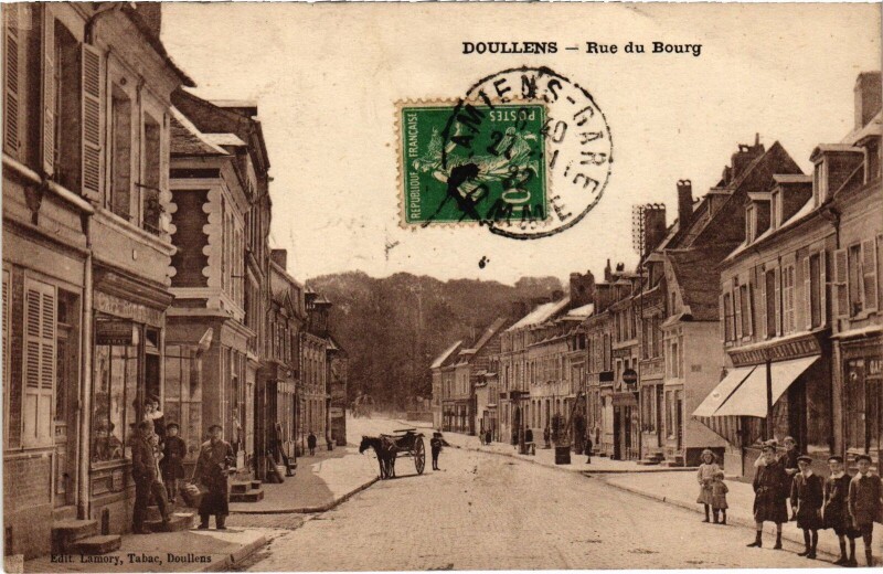 Carte postale ancienne Doullens Rue du Bourg à Doullens