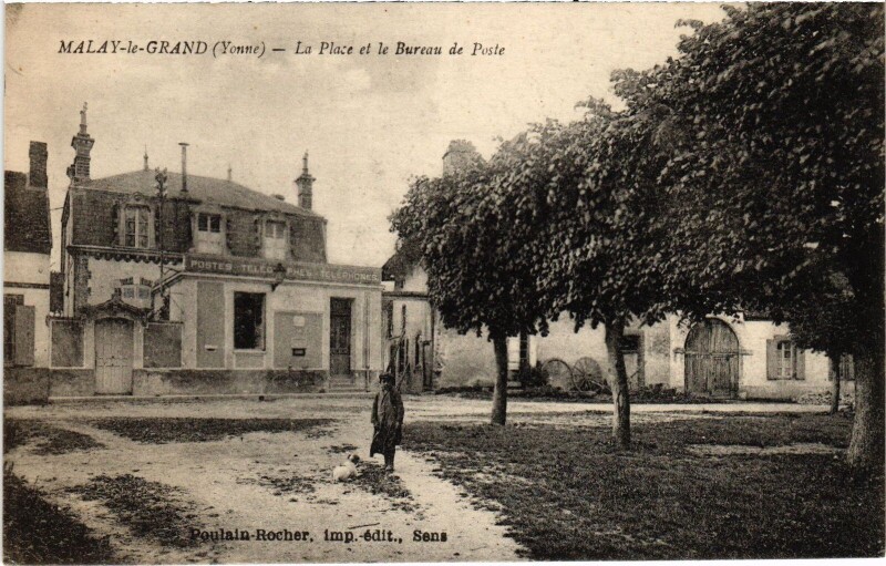 Carte postale ancienne Malay-le-Grand La Place et Bureau de Poste à Malay-le-Grand
