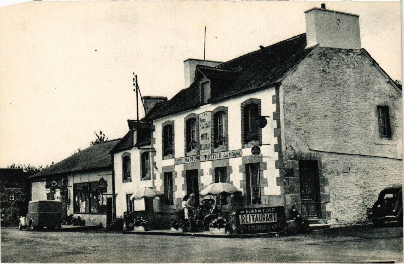 Carte postale ancienne Carrefour - Croix de Calagan - Hôtel Marigot à Saint-Caradec