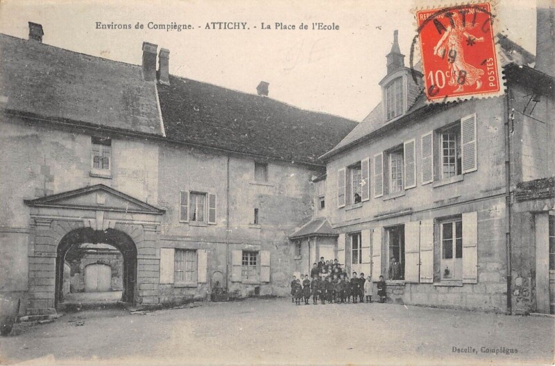 Carte postale ancienne Attichy - La Place De L'Ecole à Attichy