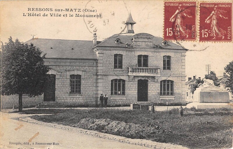 Carte postale ancienne Ressons Sur Matz - L'Hotel De Ville Et Monument à Ressons-sur-Matz