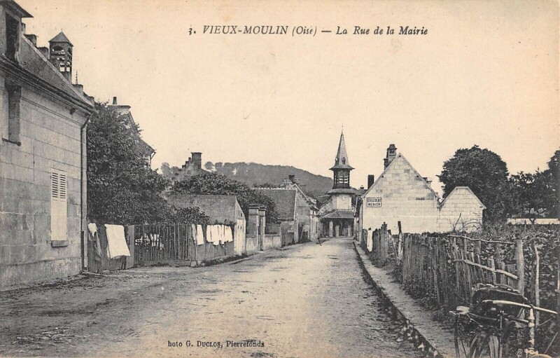Carte postale ancienne Vieux Moulin / Rue De La Mairie à Vieux-Moulin