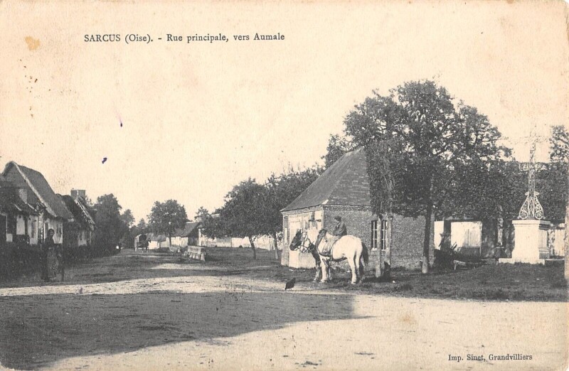 Carte postale ancienne Sarcus - Rue Principale Vers Aumale à Sarcus