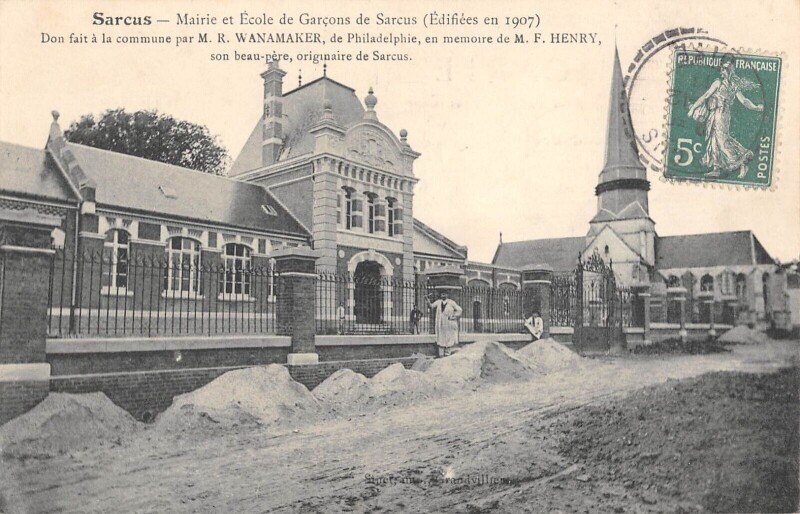 Carte postale ancienne Sarcus - Mairie - Ecole De Garcons - Wanamaker à Sarcus