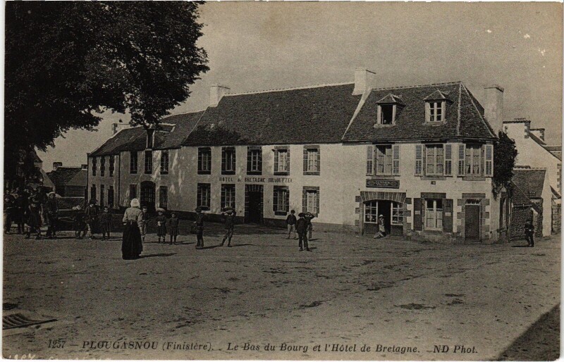 Carte postale ancienne Plougasnou Bas du Bourg Hotel de Bretagne à Plougasnou