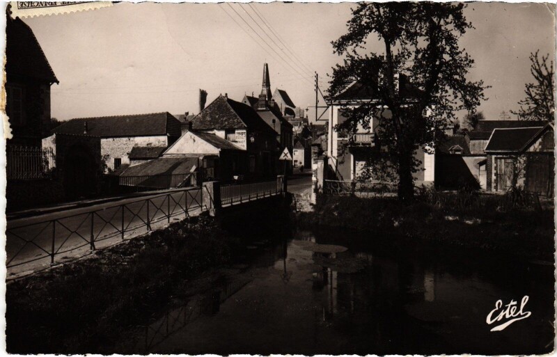 Carte postale ancienne Gallardon Avenue de la Gare Pont de la Voise à Gallardon
