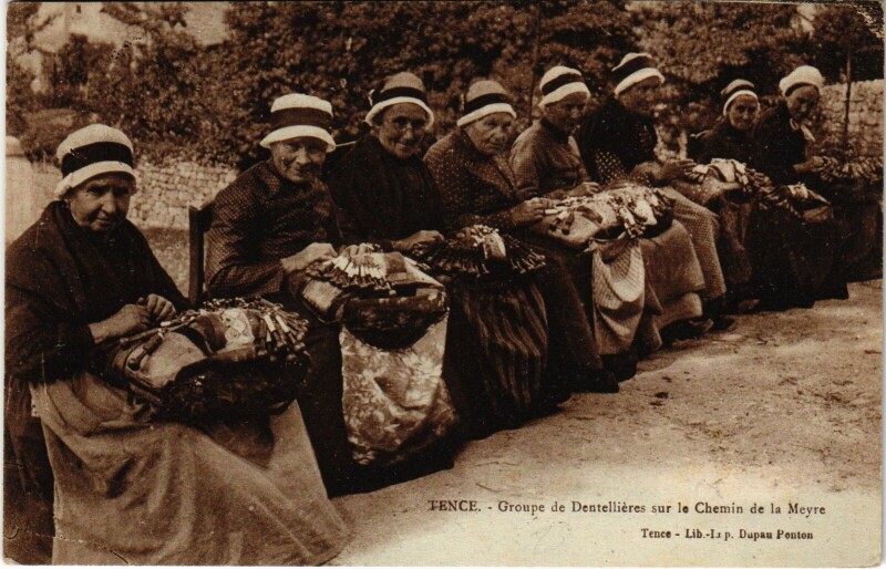 Carte postale ancienne Tence Groupe de Dentellieres Chemin de la Meyre à Tence