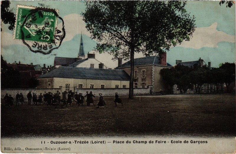 Carte postale ancienne Ouzouer-sur-Trézée place du Champ de Foire Ecole de Garcons à Ouzouer-sur-Trézée
