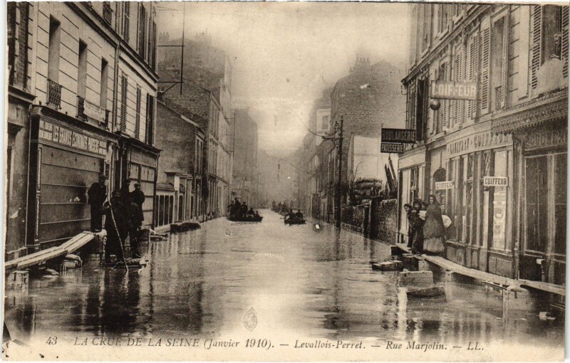 Carte postale ancienne Inondations 1910 Levallois-Perret Rue Marjolin à Levallois-Perret