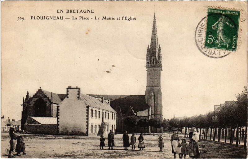 Carte postale ancienne Plouigneau La Place Mairie et Eglise à Plouigneau