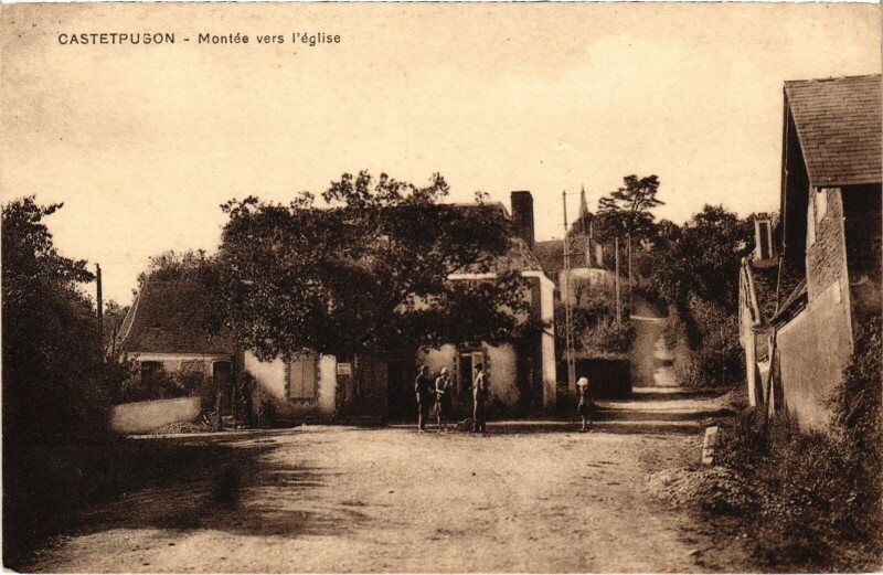 Carte postale ancienne Castetpuson Montée vers l'Eglise