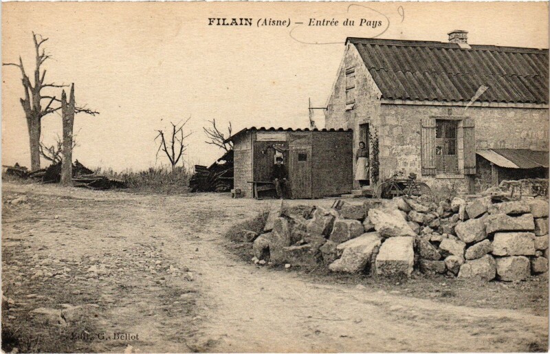 Carte postale ancienne Filain Entrée du Pays à Filain