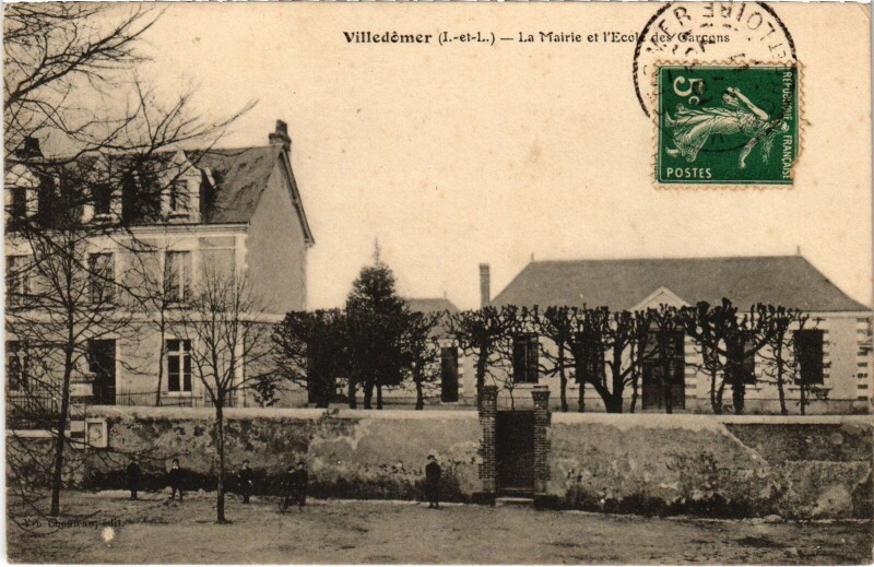 Carte postale ancienne Villedomer La Mairie et Ecole des Garcons