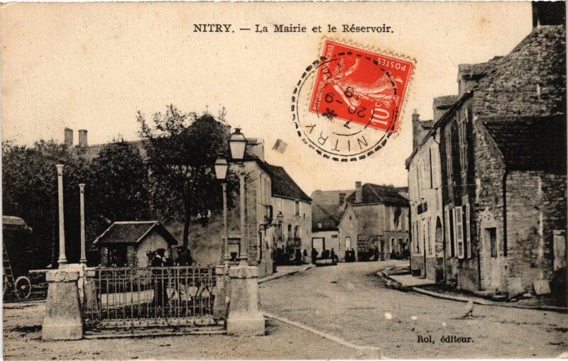Carte postale ancienne Nitry La mairie et le reservoir
