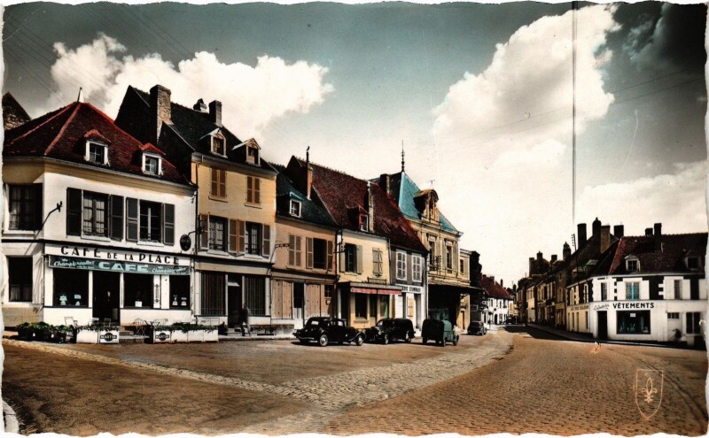 Carte postale ancienne Varzy Place du Marché à Varzy