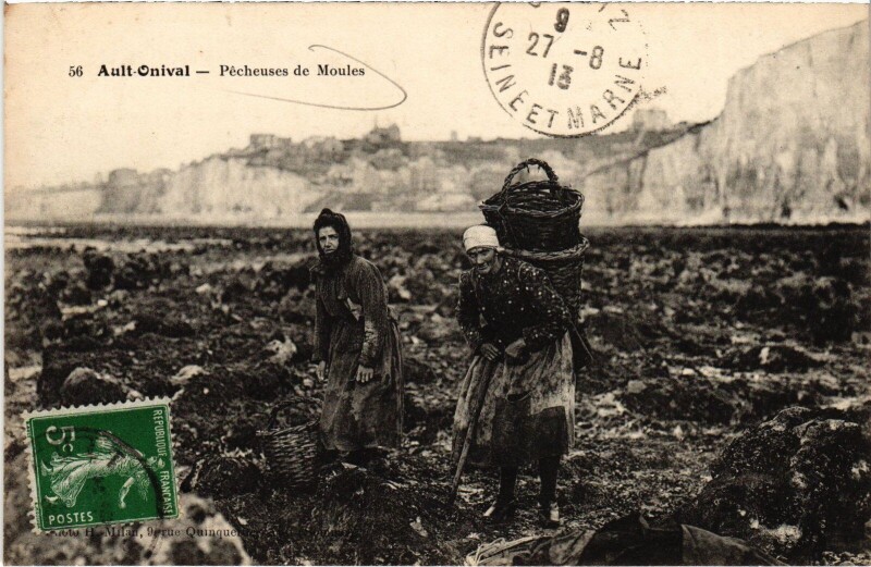 Carte postale ancienne Ault-Onival Pecheuses de moules