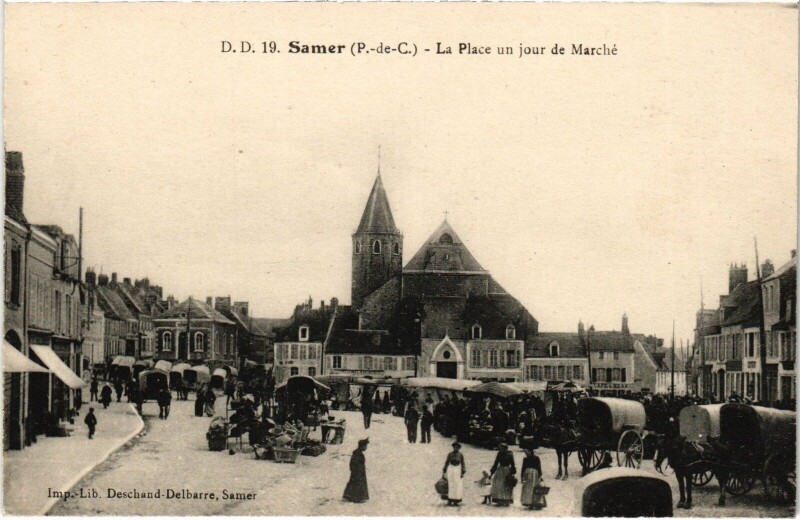 Carte postale ancienne Samer La Place un jour de Marché à Samer