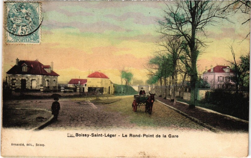 Carte postale ancienne Boissy-Saint-Léger Le Rond-Point de la Gare à Boissy-Saint-Léger