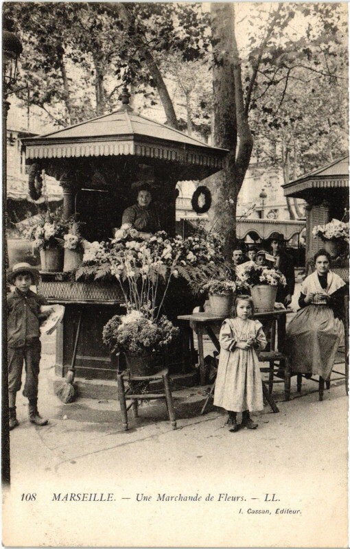 Carte postale ancienne Marseille Marchande de Fleurs à Marseille