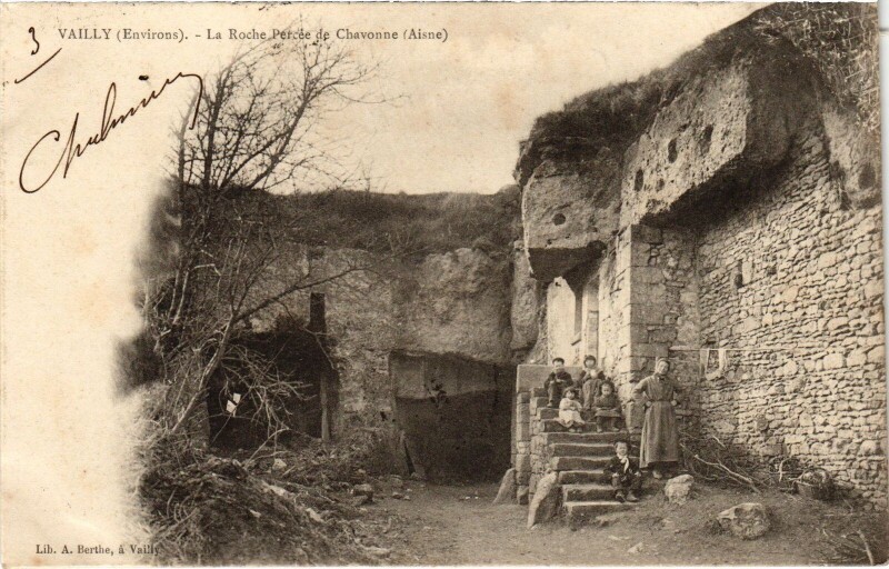 Carte postale ancienne Env. de Vailly La Roche Percée de Chavonne à Chavonne