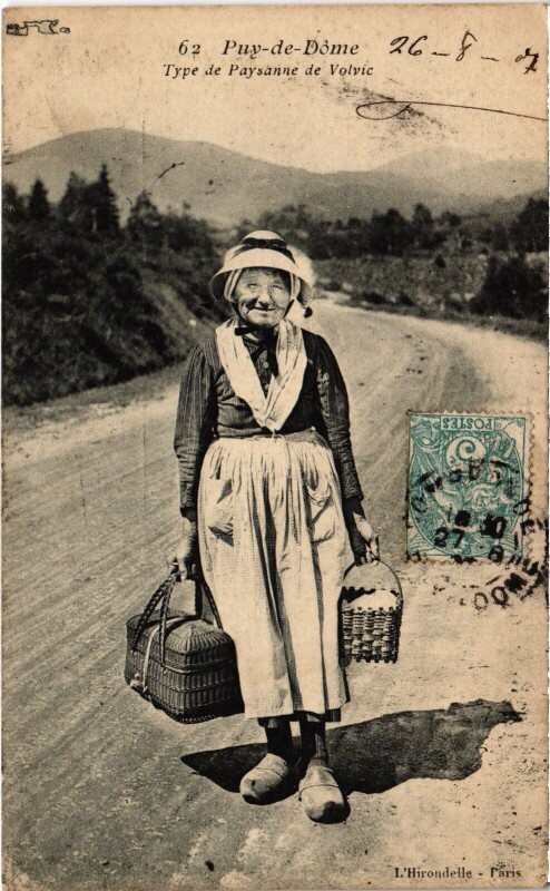 Carte postale ancienne Volvic Type de Paysanne à Volvic