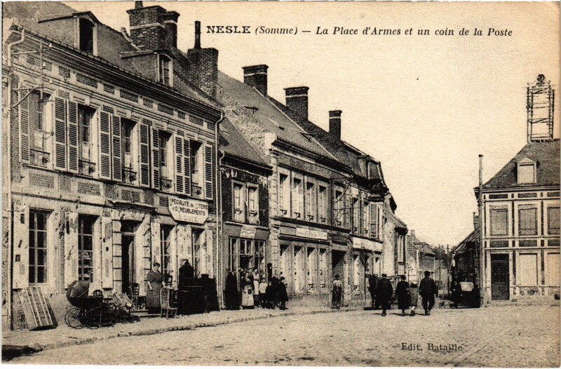Carte postale ancienne Nesle Place d'Armes coin de la Poste à Nesle