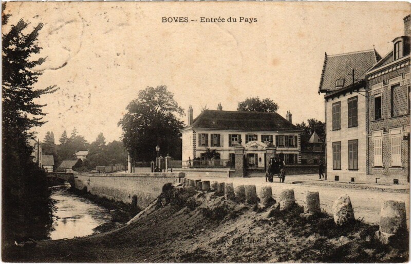 Carte postale ancienne Boves Entrée du Pays à Boves