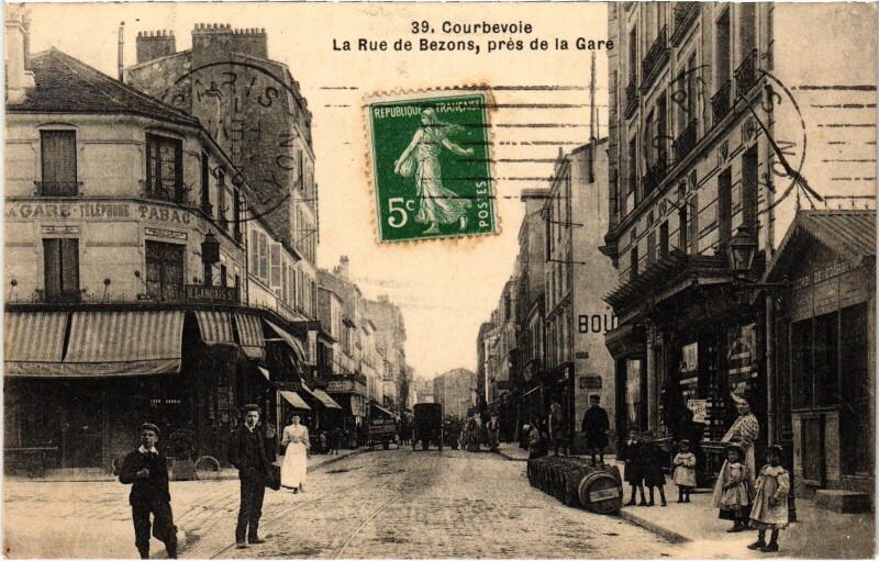 Carte postale ancienne Courbevoie Rue de Bezons pres de la Gare à Courbevoie