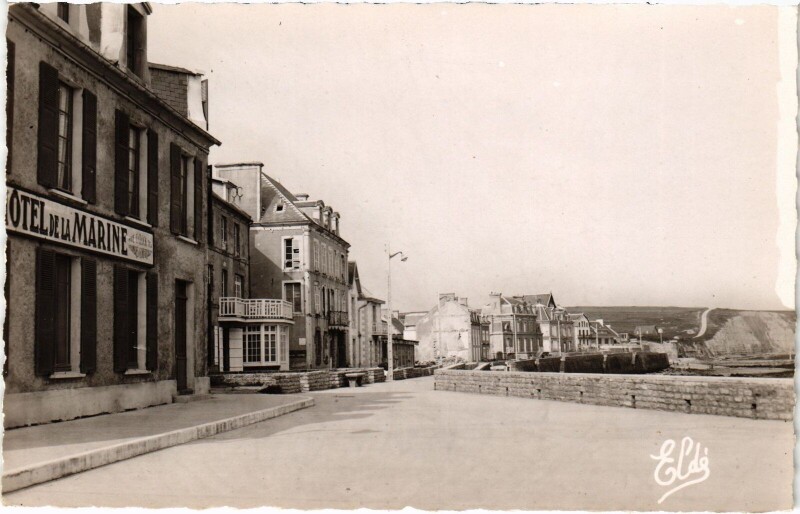 Carte postale ancienne Arromanches vue des quais pointe de Tracy
