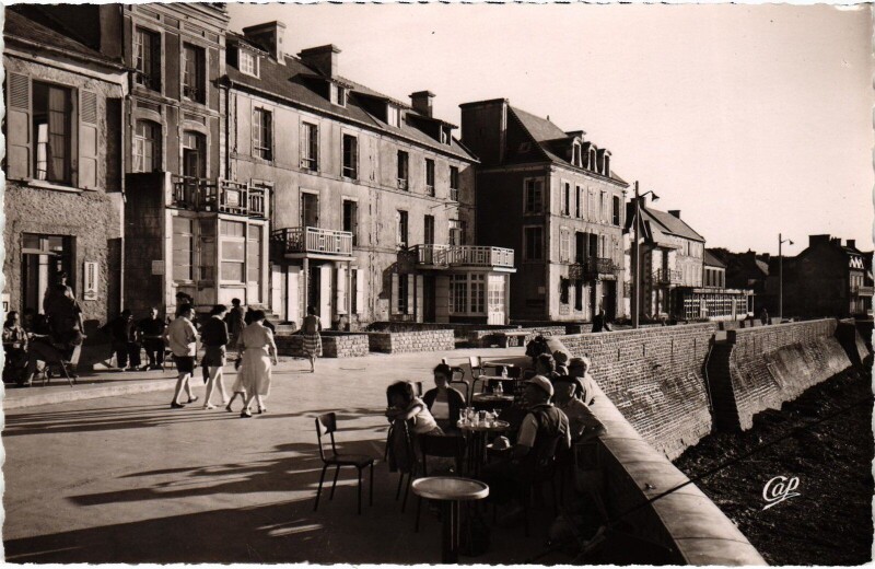 Carte postale ancienne Arromanches Port de la Libération la digue