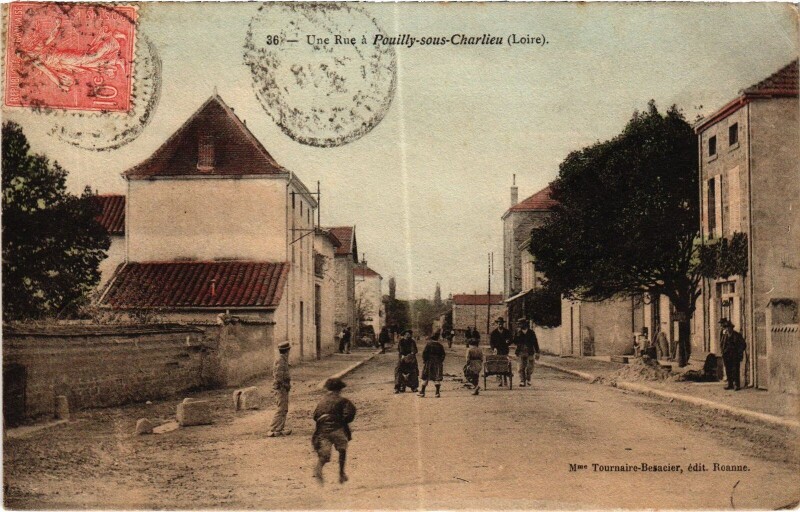 Carte postale ancienne Pouilly-sous-Charlieu Une rue à Charlieu