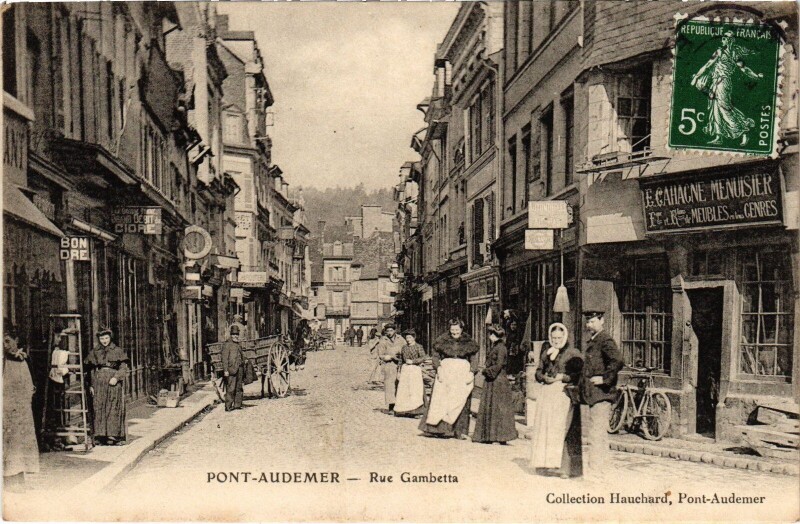 Carte postale ancienne Pont-Audemer Rue Gambetta à Pont-Audemer