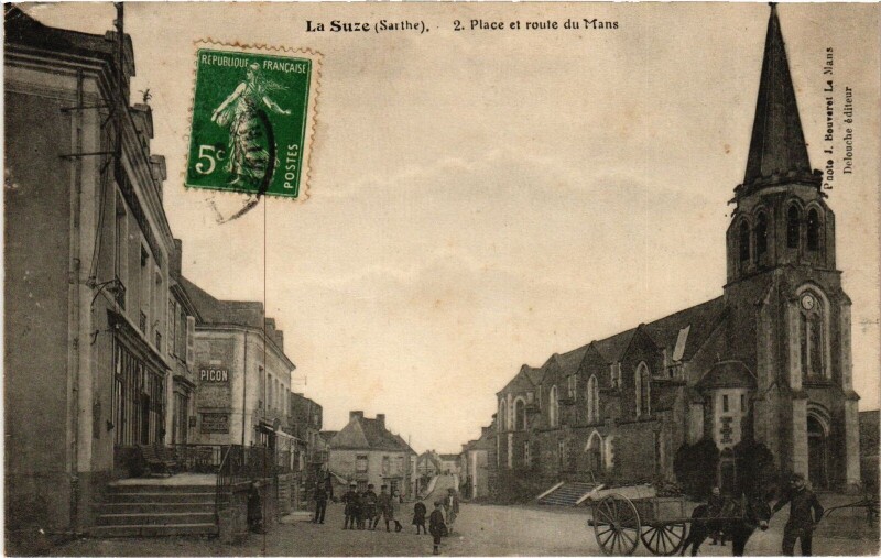 Carte postale ancienne La Suze Place et route du Mans