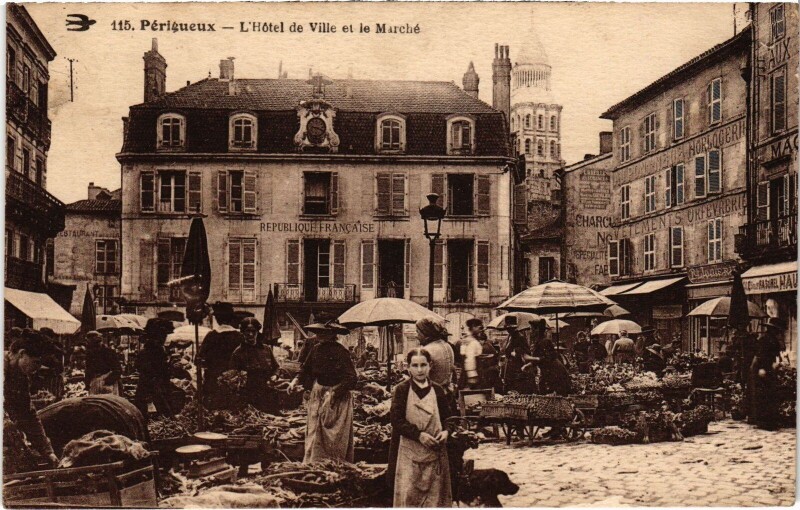 Carte postale ancienne Périgueux Hotel de Ville et le marché à Périgueux