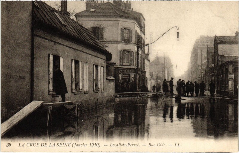 Carte postale ancienne Inondations 1910 Levallois-Perret Rue Gide à Levallois-Perret