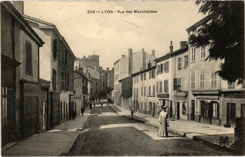 Carte postale ancienne Lyon Rue des Macchabées