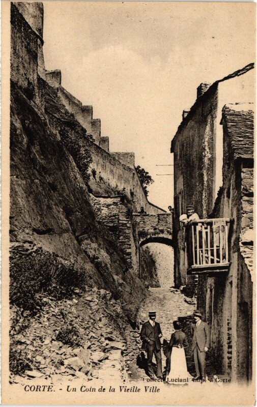 Carte postale ancienne Corte Un Coin de la Vieille Ville à Corte