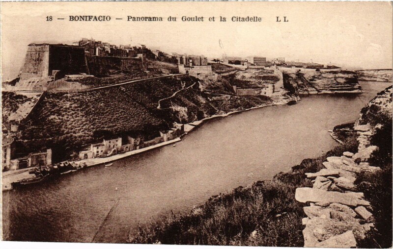 Carte postale ancienne Bonifacio Panorama du Goulet et la Citadelle