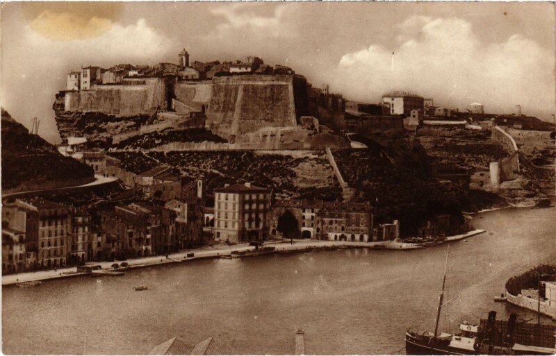 Carte postale ancienne Bonifacio Le Port et la Citadelle